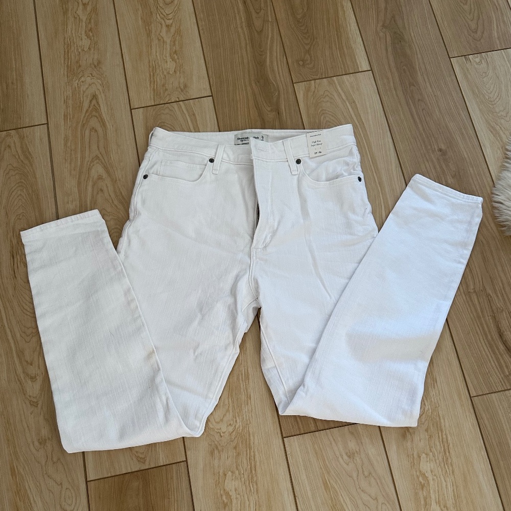 NWT Abercrombie White Jeans Super Skinny High RIse - SIze 29